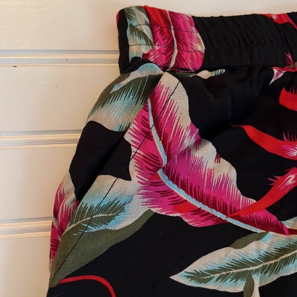 Girls Volcom floral black hawaiian print shorts XL - Picture 2 of 3